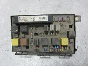 Foto de CAJA RELES / FUSIBLES OPEL ASTRA H GTC 1.9 CDTI (120 CV / 88 KW) referencia 13206754