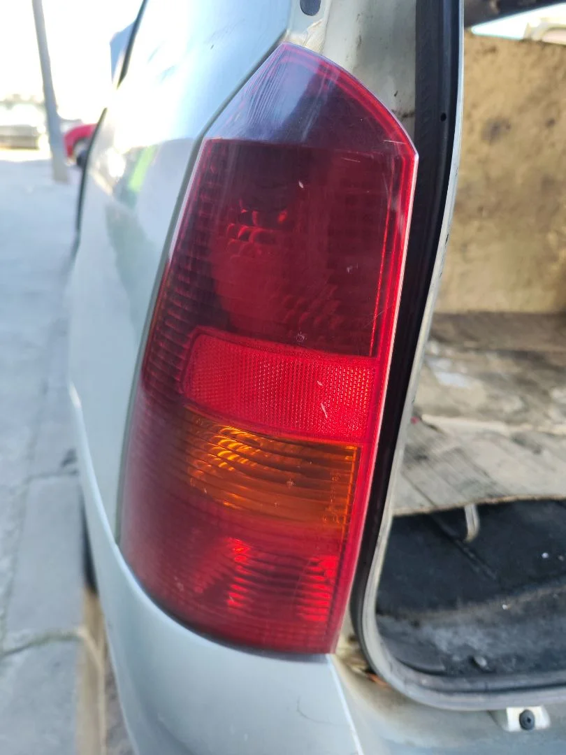Foto de PILOTO TRASERO IZQUIERDO FORD FOCUS FAMILIAR (CAK) 1.8 TDCi Turbodiesel CAT (116 CV / 85 KW) referencia 9EL17155601