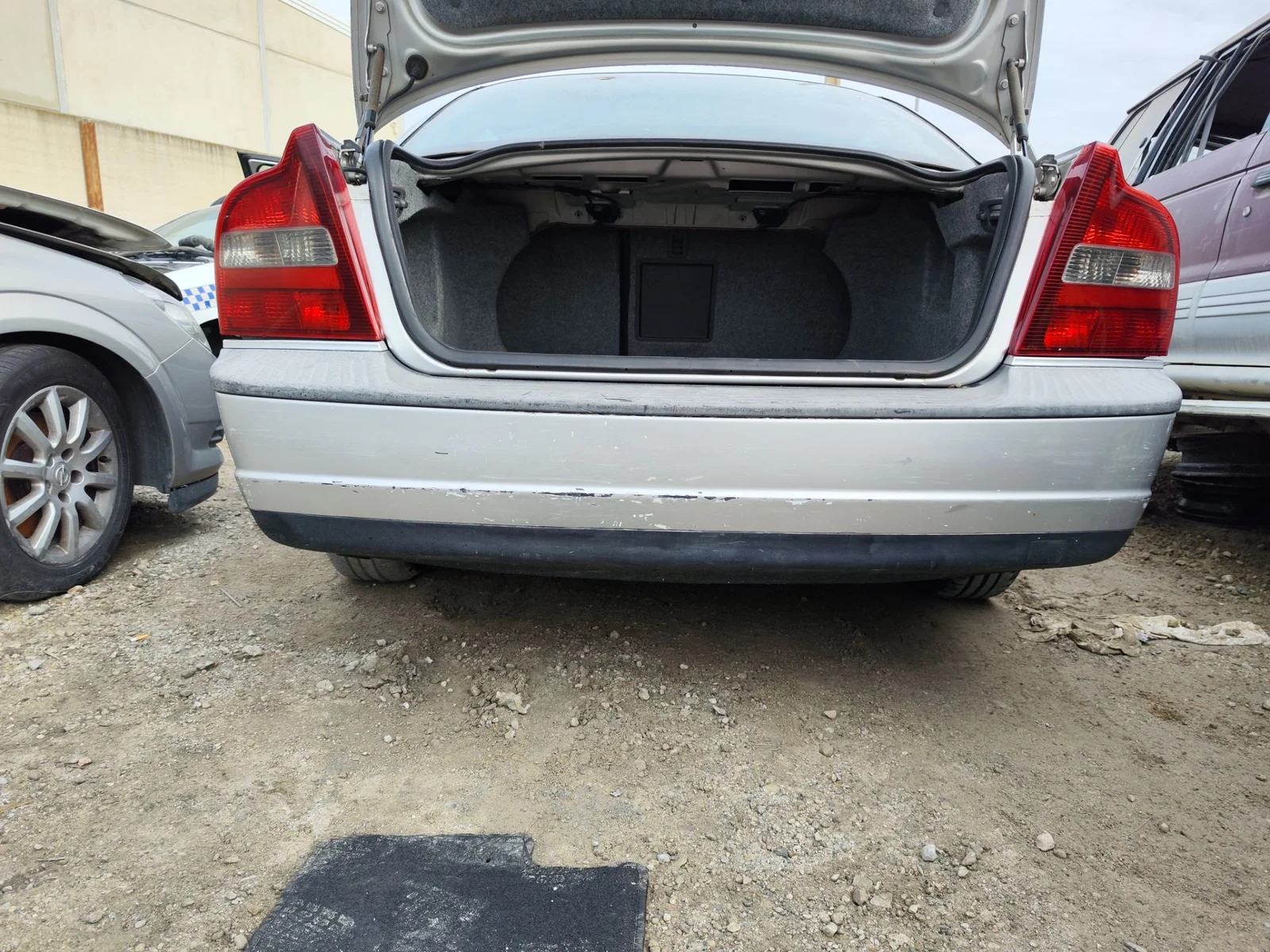 Foto de PARAGOLPES TRASERO VOLVO S80 BERLINA 2.4 CAT (140 CV / 103 KW)