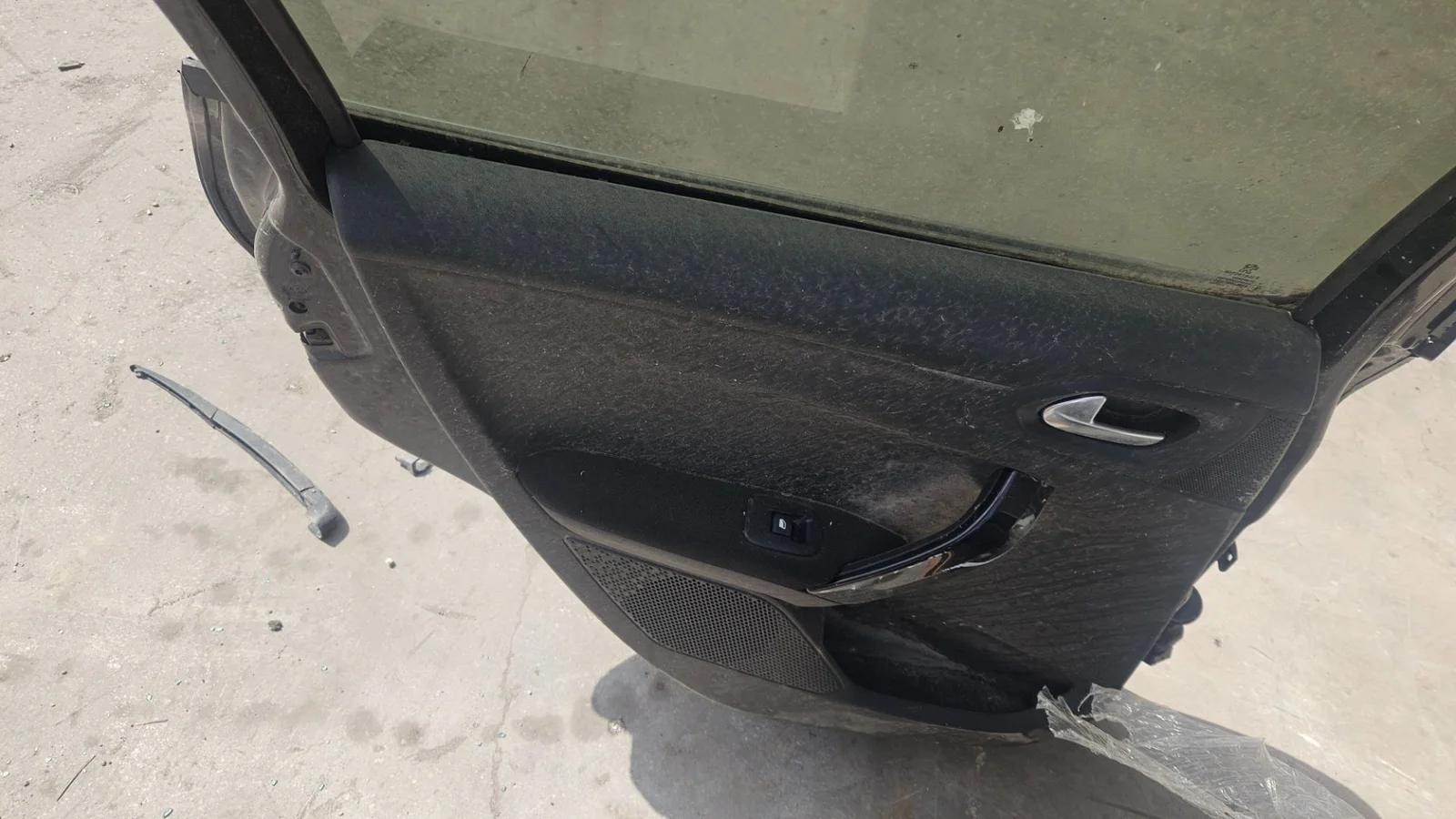 Foto de GUARNECIDO PUERTA TRASERA IZQUIERDA PEUGEOT 208 1.2 12V e-VTi / PureTech (81 CV / 60 KW)