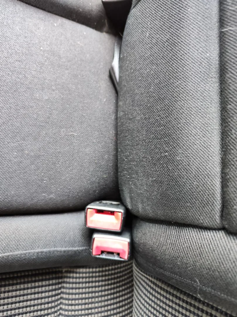 Foto de ENGANCHE CINTURON TRASERO CENTRAL VOLKSWAGEN GOLF IV BERLINA (1J1)(10.1997) 1.9 TDI (131 CV / 96 KW)