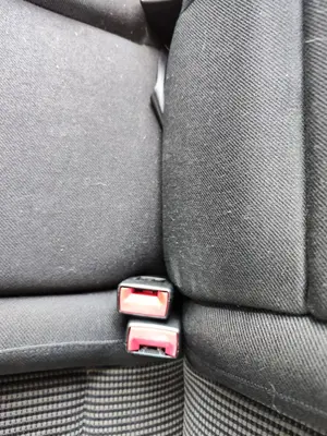 Foto de ENGANCHE CINTURON TRASERO CENTRAL VOLKSWAGEN GOLF IV BERLINA (1J1)(10.1997) 1.9 TDI (131 CV / 96 KW)