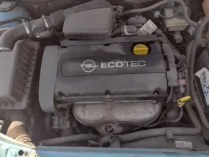 Foto de TAPA MOTOR OPEL ASTRA H BERLINA 1.6 16V (105 CV / 77 KW)