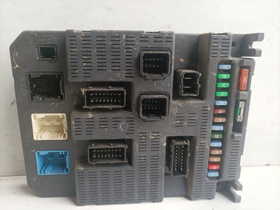 Foto de CAJA RELES / FUSIBLES PEUGEOT 207 referencia 9663798280