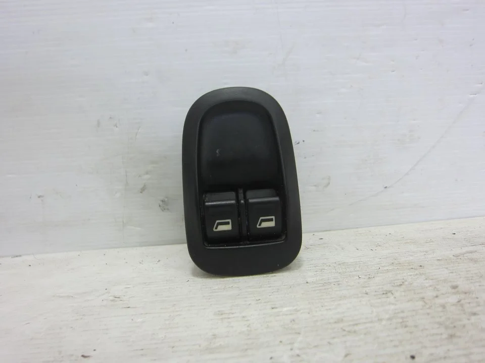 Foto de MANDO ELEVALUNAS DELANTERO IZQUIERDO PEUGEOT 206 1.4 HDi (68 CV / 50 KW)