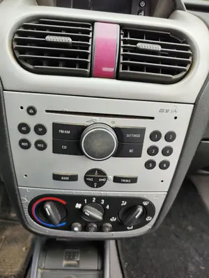 Foto de SISTEMA AUDIO / RADIO CD OPEL CORSA C 1.2 16V CAT (Z 12 XEP / LB4) (80 CV / 59 KW)