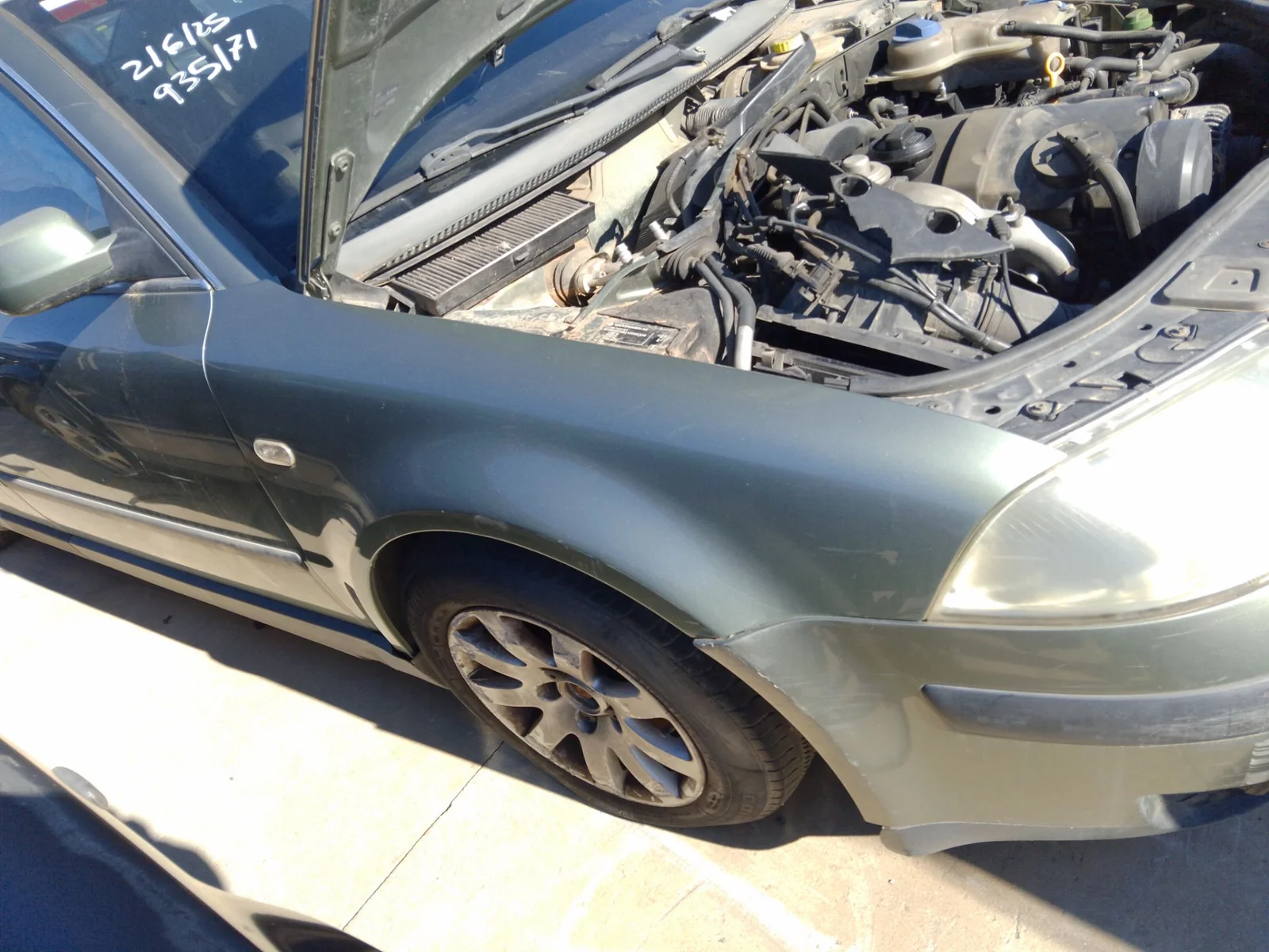 Foto de ALETA DELANTERA DERECHA VOLKSWAGEN PASSAT BERLINA (3B3) 1.9 TDI (131 CV / 96 KW)