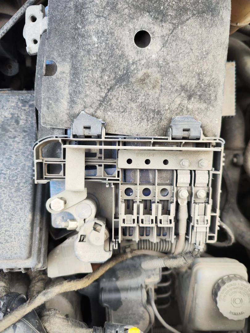 Foto de CAJA RELES / FUSIBLES OPEL CORSA D 1.3 16V CDTI (75 CV / 55 KW) referencia 93196921