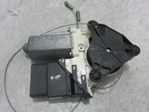 Foto de MOTOR ELEVALUNAS TRASERO DERECHO VOLKSWAGEN GOLF IV BERLINA (1J1)(10.1997) 1.6 (101 CV / 74 KW) referencia 1J4959812C foto 4