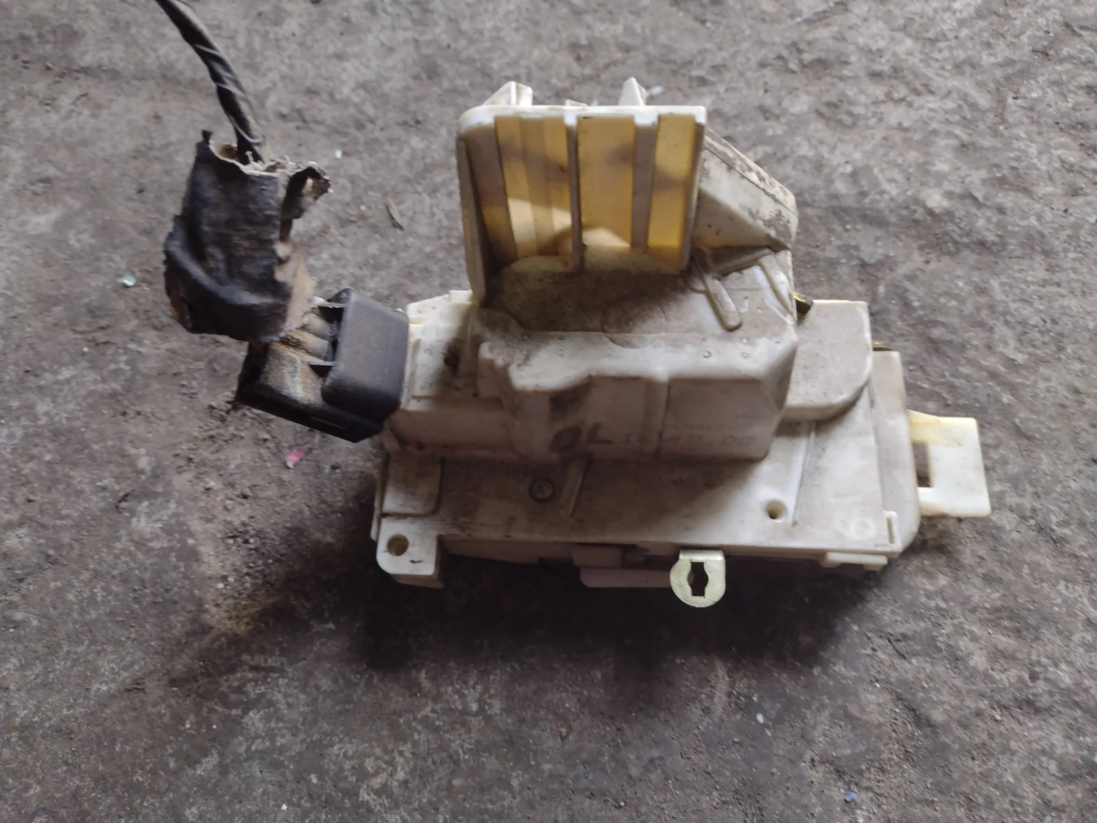 Foto de CERRADURA PUERTA TRASERA DERECHA FORD MONDEO BERLINA (GE) 1.8 CAT (125 CV / 92 KW) referencia XS4A26413CG