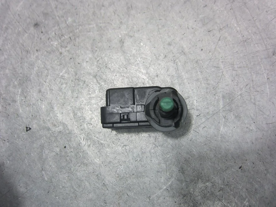 Foto de MOTOR REGULACION FAROS VOLKSWAGEN GOLF IV BERLINA (1J1)(10.1997) 1.6 16V (105 CV / 77 KW) referencia 1J0941295F