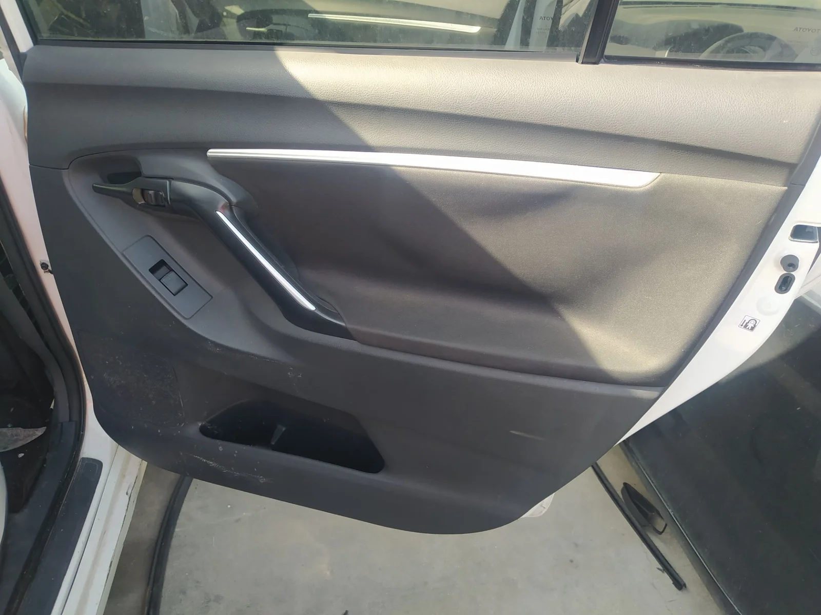 Foto de GUARNECIDO PUERTA TRASERA DERECHA TOYOTA VERSO (AUR2/ZGR2) 1.6 D-4D CAT (112 CV / 82 KW) referencia 676300F050B1