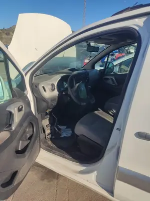 Foto de GOMAS CONTORNO PUERTA PEUGEOT PARTNER TEPEE 1.6 16V HDi CAT (9HT / DV6BTED4) (75 CV / 55 KW)