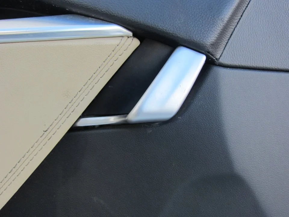 Foto de MANETA INTERIOR DELANTERA IZQUIERDA TESLA MODEL S eléctrico 270 kW (367 CV / 270 KW)