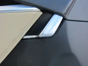 Foto de MANETA INTERIOR DELANTERA IZQUIERDA TESLA MODEL S eléctrico 270 kW (367 CV / 270 KW)
