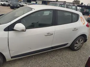 Foto de LUNA TRASERA IZQUIERDA RENAULT MEGANE III BERLINA 5P 1.5 dCi Diesel CAT (86 CV / 63 KW) referencia 823010007R