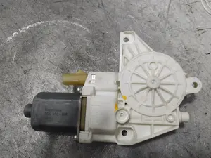 Foto de MOTOR ELEVALUNAS TRASERO DERECHO FIAT FREEMONT (345) 2.0 16V Multijet CAT (170 CV / 125 KW) referencia 964368101 foto 3