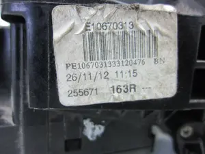 Foto de MANDO MULTIFUNCION RENAULT CLIO IV 1.5 dCi Diesel FAP (90 CV / 66 KW) referencia 255671 foto 6