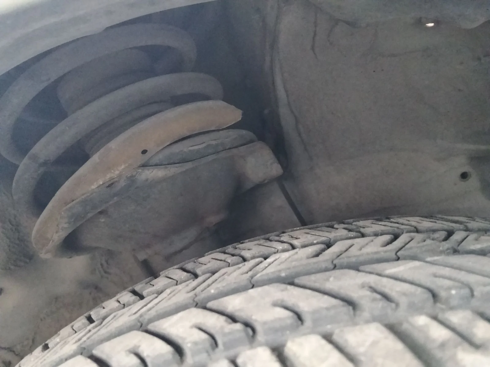Foto de AMORTIGUADOR DELANTERO DERECHO NISSAN ALMERA TINO (V10M) 1.8 16V CAT (114 CV / 84 KW)