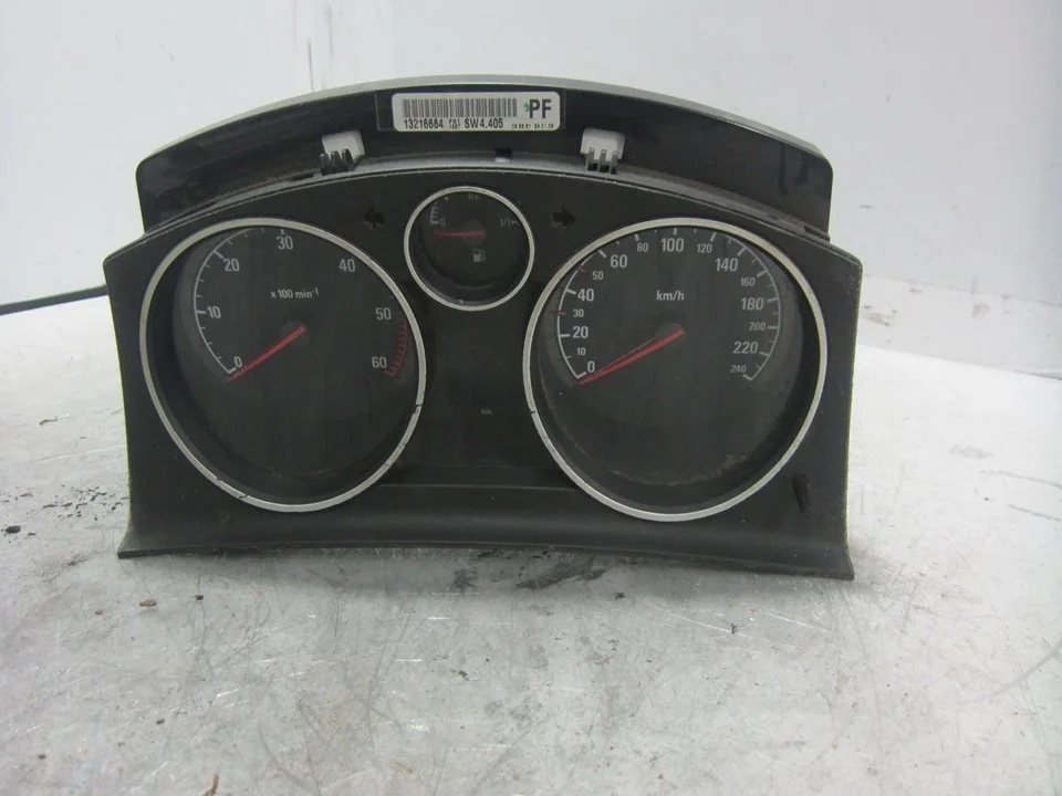 Foto de CUADRO INSTRUMENTOS OPEL ZAFIRA B 1.9 CDTI (120 CV / 88 KW) referencia 13216684