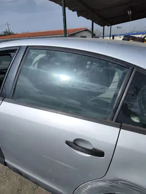 Foto de LUNA TRASERA IZQUIERDA CITROEN C4 BERLINA 1.6 16V HDi (90 CV / 66 KW)