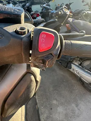 Foto de PIÑA LUCES DERECHA YAMAHA X-MAX 300 292 cm3 - 20.6 kW (0 CV / 0 KW)