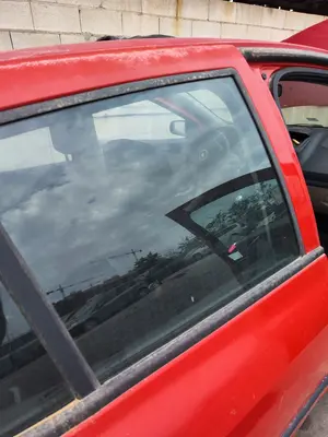 Foto de LUNA TRASERA DERECHA RENAULT CLIO III 1.5 dCi Diesel CAT (86 CV / 63 KW)