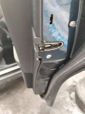 Foto de CERRADURA PUERTA TRASERA DERECHA MERCEDES-BENZ CLASE E (BM 210) BERLINA 3.0 Diesel CAT (136 CV / 100 KW) referencia A2027300535