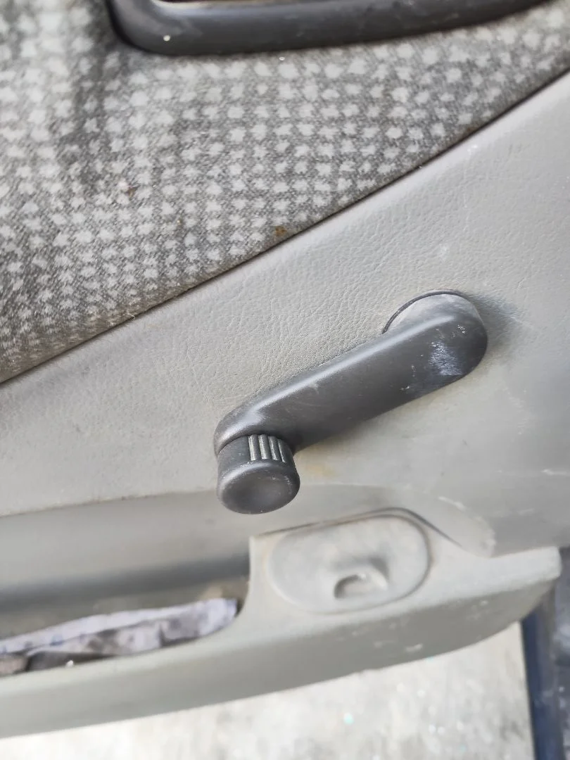 Foto de MANETA ELEVALUNAS TRASERA IZQUIERDA RENAULT SCENIC I (JA...) 1.9 dCi Diesel CAT (102 CV / 75 KW)
