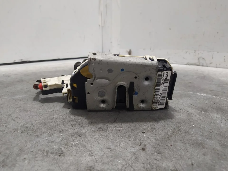 Foto de CERRADURA PUERTA TRASERA IZQUIERDA FIAT FREEMONT (345) 2.0 16V Multijet CAT (170 CV / 125 KW) referencia P04589915AD