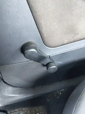 Foto de MANETA ELEVALUNAS TRASERA DERECHA SEAT CORDOBA BERLINA (6L2) 1.9 SDI (64 CV / 47 KW)