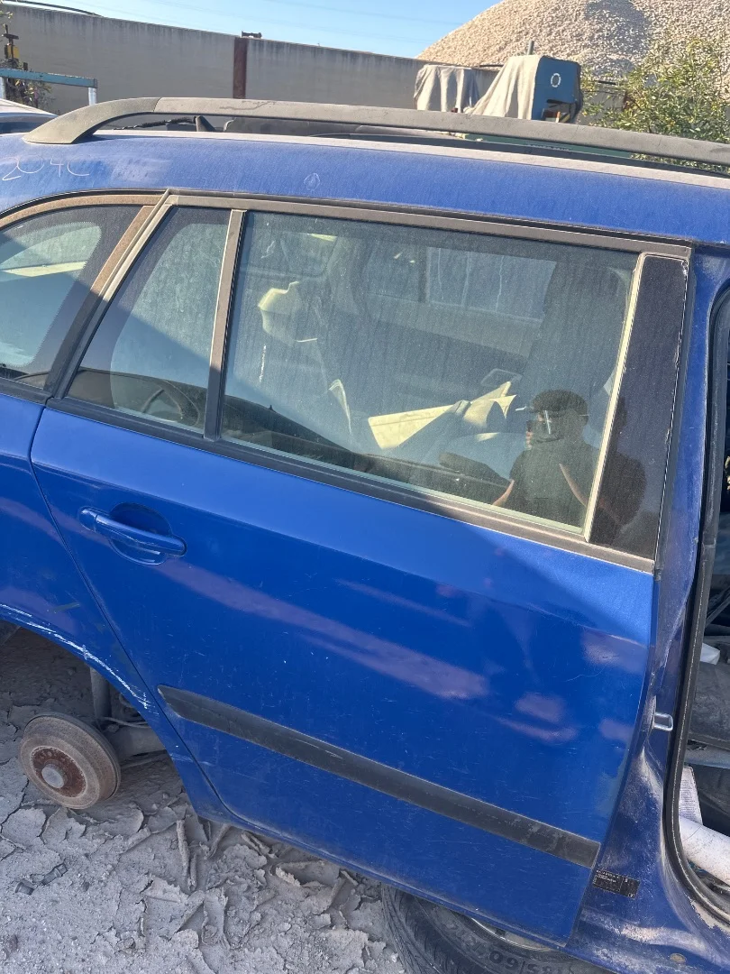 Foto de PUERTA TRASERA DERECHA SKODA FABIA COMBI (5J5) 1.4 TDI (80 CV / 59 KW) referencia 5J9833056