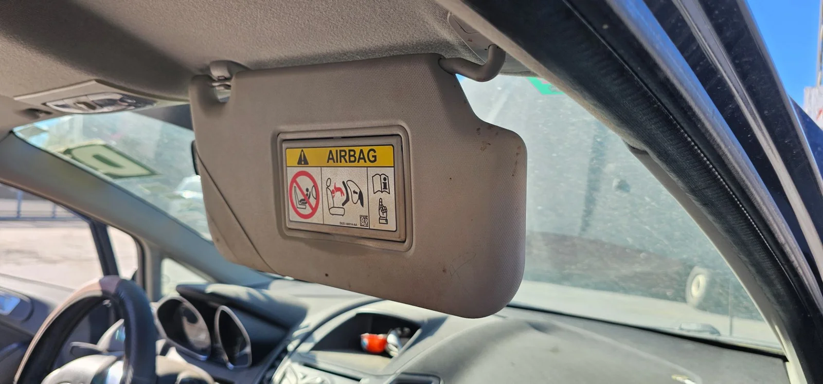 Foto de PARASOL DERECHO FORD FIESTA (CNN) 1.25 16V CAT (82 CV / 60 KW)