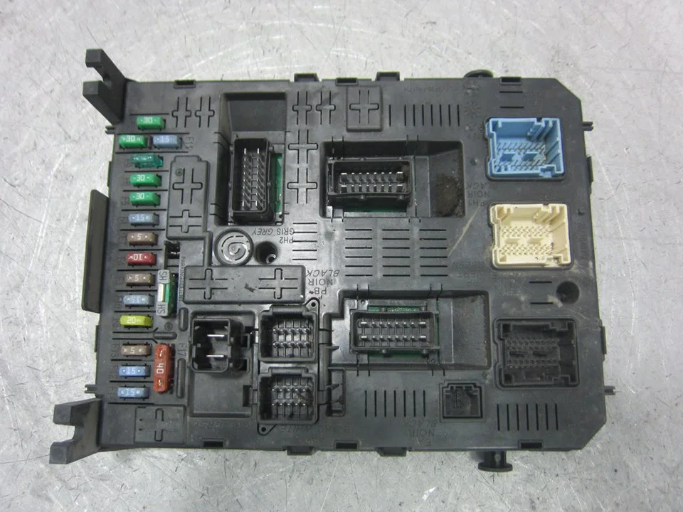 Foto de CAJA RELES / FUSIBLES CITROEN GRAND C4 PICASSO 1.6 16V HDi FAP (109 CV / 80 KW) referencia 966405908001