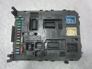 Foto de CAJA RELES / FUSIBLES CITROEN GRAND C4 PICASSO 1.6 16V HDi FAP (109 CV / 80 KW) referencia 966405908001