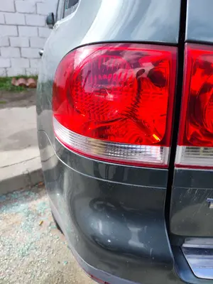 Foto de PILOTO TRASERO IZQUIERDO VOLKSWAGEN TOUAREG (7LA) 2.5 TDI (174 CV / 128 KW)