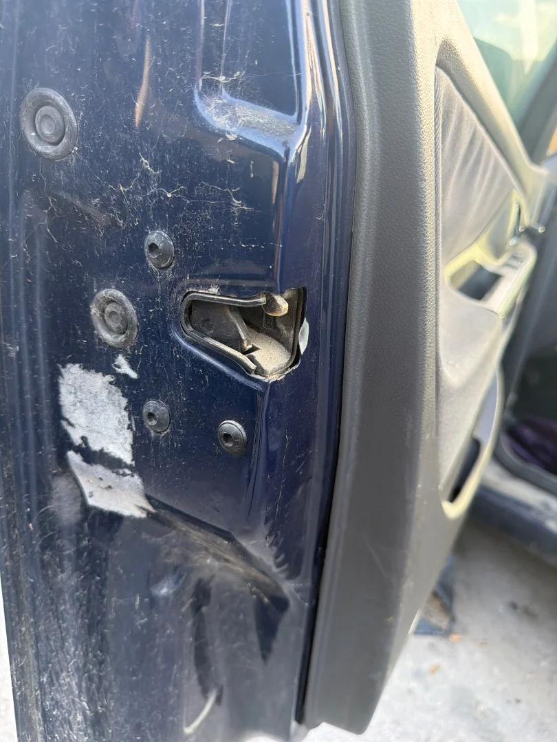 Foto de CERRADURA PUERTA DELANTERA IZQUIERDA SEAT CORDOBA BERLINA (6K2)