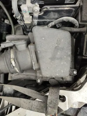 Foto de CAJA FILTRO AIRE FORD FOCUS BERLINA (CAP) 1.6 TDCi CAT (90 CV / 66 KW)