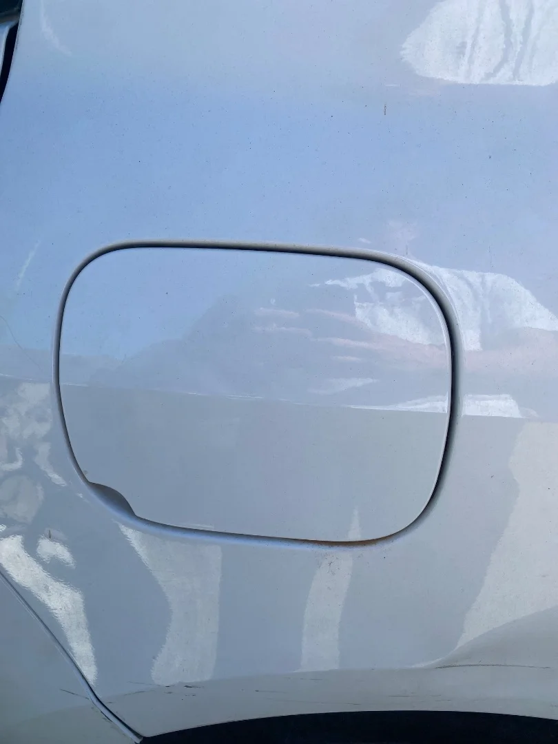 Foto de TAPA EXTERIOR COMBUSTIBLE RENAULT CLIO III 1.5 dCi Diesel (68 CV / 50 KW)