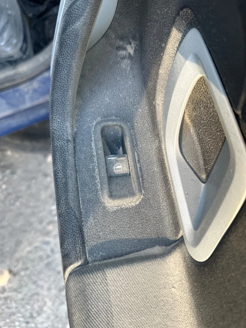 Foto de MANDO ELEVALUNAS TRASERO DERECHO SKODA FABIA COMBI (5J5) 1.4 TDI (80 CV / 59 KW)