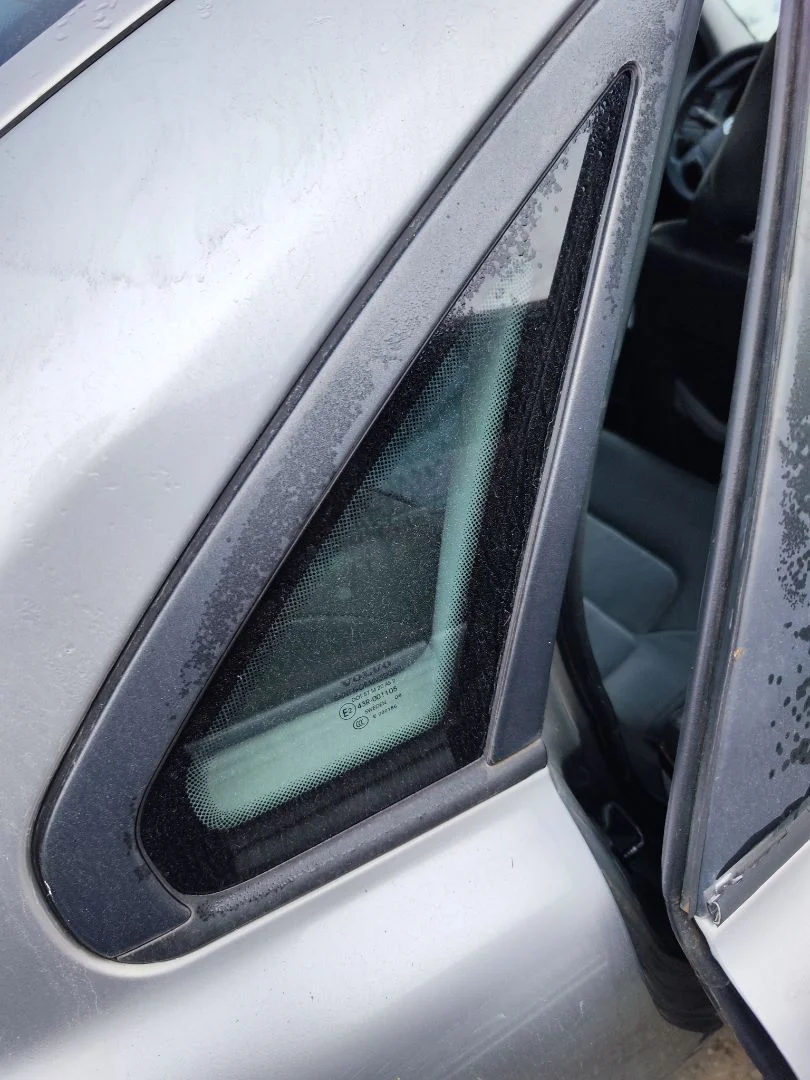 Foto de LUNA CUSTODIA TRASERA DERECHA VOLVO S80 BERLINA 2.4 CAT (140 CV / 103 KW)