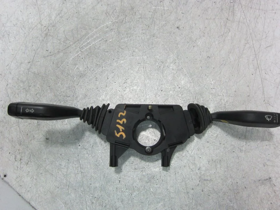 Foto de MANDO MULTIFUNCION OPEL ASTRA F BERLINA 1.6 CAT (101 CV / 74 KW) referencia 7844256