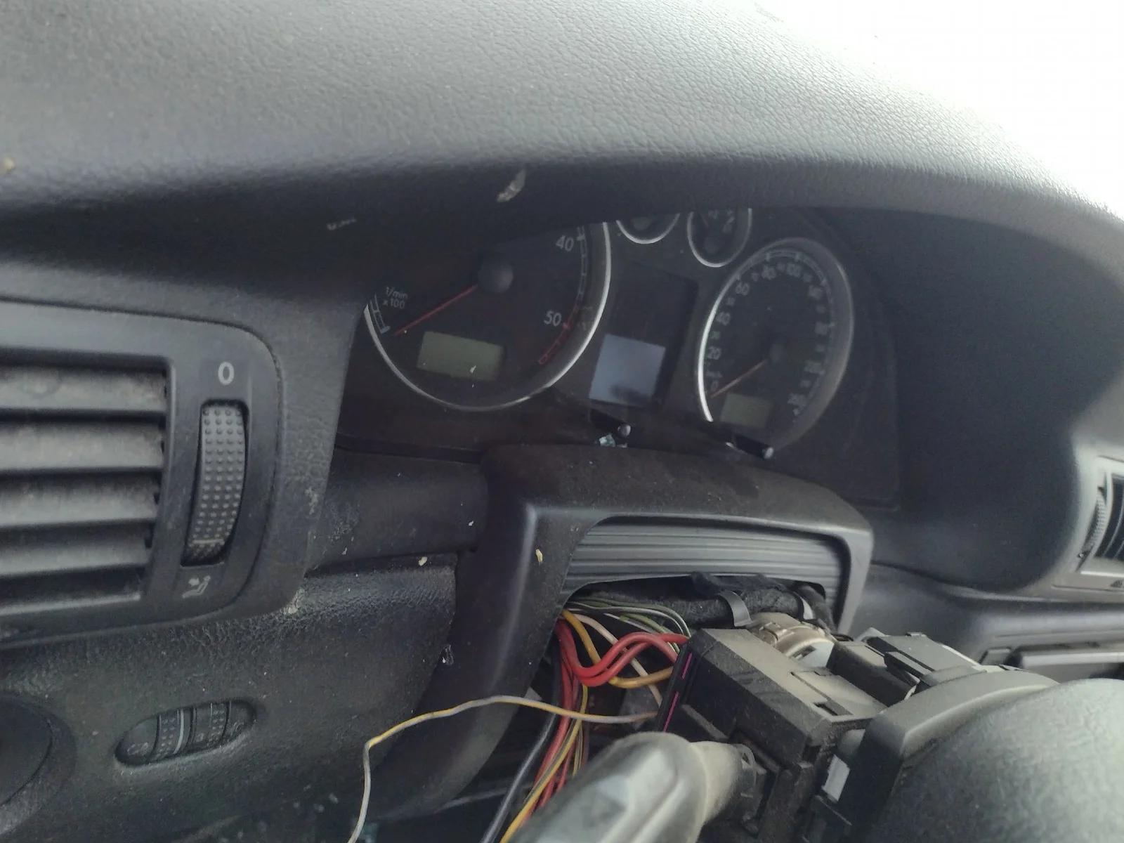 Foto de CUADRO INSTRUMENTOS VOLKSWAGEN PASSAT BERLINA (3B3) 1.9 TDI (131 CV / 96 KW) referencia 3B0920809CV