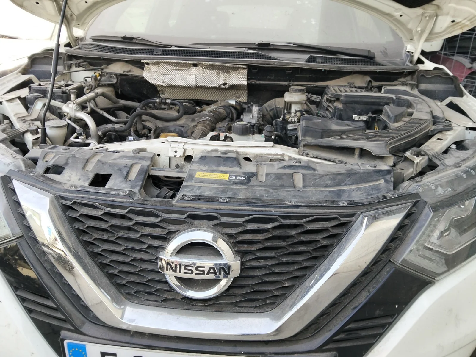 Foto de REJILLA DELANTERA NISSAN QASHQAI (J11E) 1.2 16V CAT (116 CV / 85 KW)