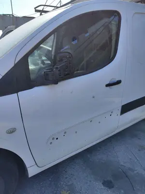 Foto de PUERTA DELANTERA IZQUIERDA CITROEN BERLINGO FURGÓN 1.6 16V HDi FAP (75 CV / 55 KW) referencia 9002Z3 foto 2