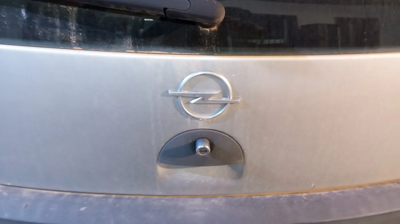Foto de MANETA EXTERIOR MALETERO / PORTON OPEL CORSA C 1.2 16V CAT (Z 12 XE / LW4) (75 CV / 55 KW) referencia 9227386