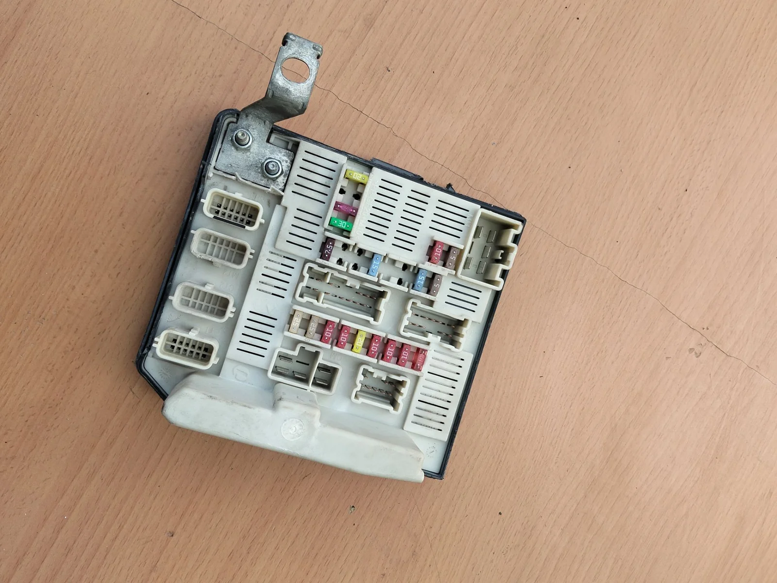 Foto de CAJA RELES / FUSIBLES PEUGEOT 106 (S1)(08.1991) 1.5 Diesel CAT (TUD5 / VJY) (57 CV / 42 KW) referencia 8200481866J
