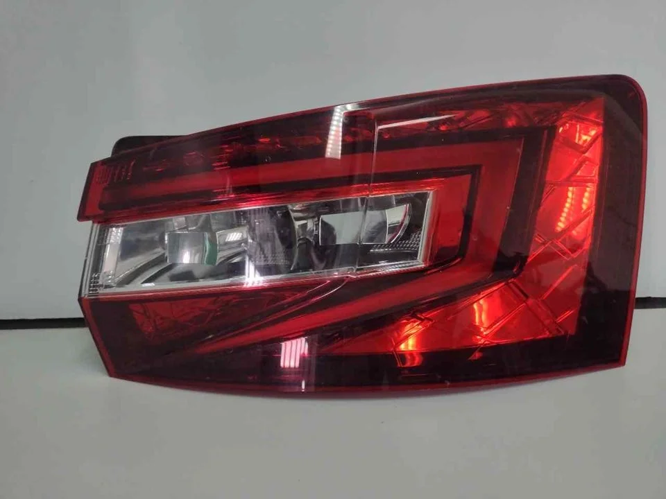 Foto de PILOTO TRASERO DERECHO SKODA SUPERB COMBI (3V5) 2.0 TDI (190 CV / 140 KW) referencia 3V9945208