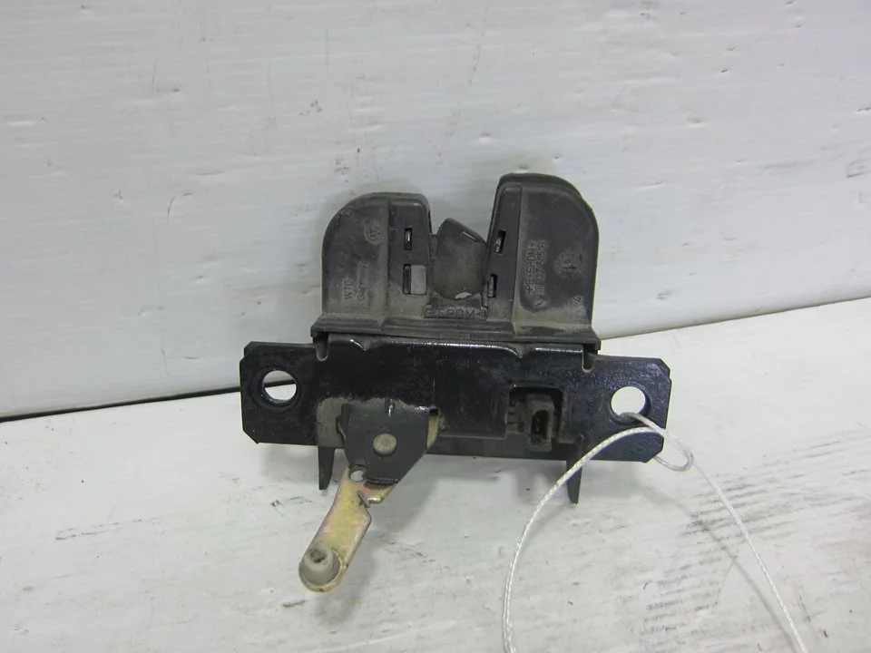 Foto de CERRADURA MALETERO / PORTON VOLKSWAGEN GOLF IV BERLINA (1J1)(10.1997) referencia 1J6827505B