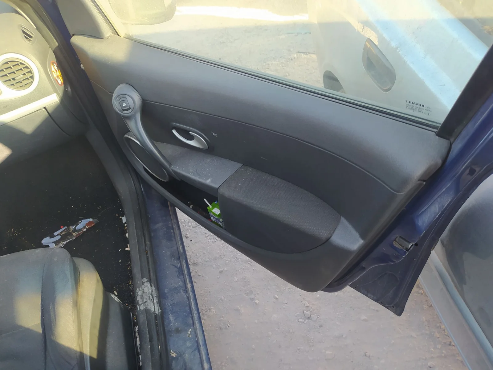 Foto de GUARNECIDO PUERTA DELANTERA DERECHA RENAULT CLIO III 1.2 16V (75 CV / 55 KW) referencia 8200815893